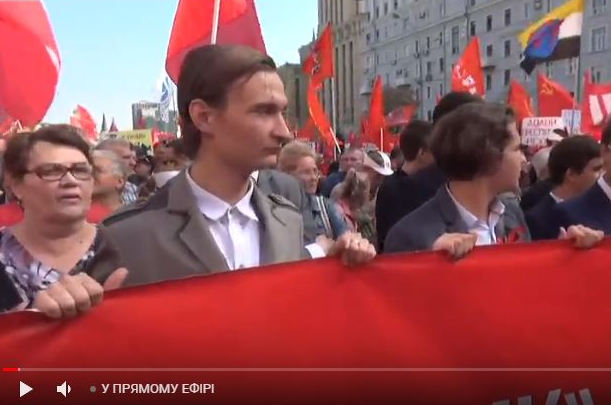 ​"Сегодня с плакатом — завтра с автоматом", - 20-тысячная толпа в Москве грозит Путину революцией - кадры