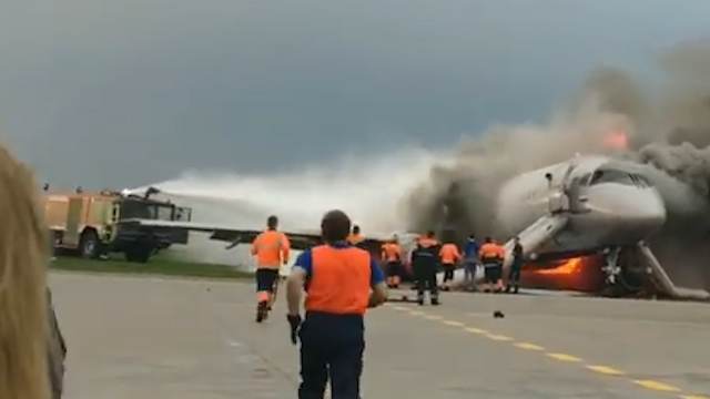 Хаос, пассажиры разбежались, воды нет: опубликованы закрытые переговоры экстренных служб Шереметьево во время пожара SSJ-100