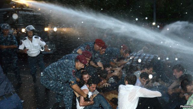 Полиция Еревана разогнала митинг на рассвете. Есть пострадавшие