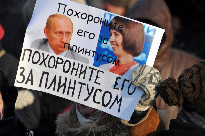 Страшный сон для Путина: в Лисичанске украинские патриоты  высекли на желто-голубом танке фамилию президента РФ