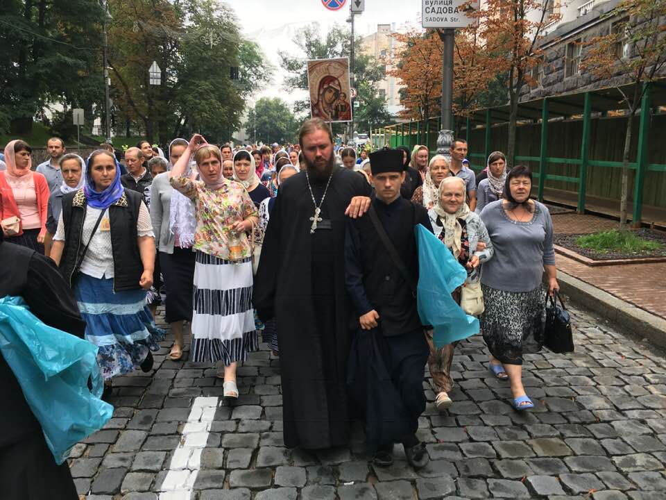 "Кто-то стоит, а кто-то ходой идет", - киевляне возмущены шествием УПЦ Московского патриархата 