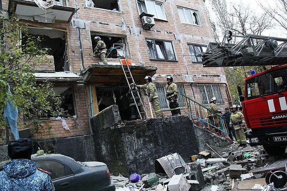 В Донецке прогремел взрыв: двери и окна многоэтажки вынесло волной, есть жертвы - первые кадры с места ЧП