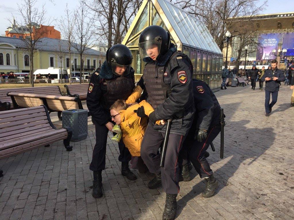 Нелюдьки в погонах: російський ОМОН у розправі над активістами не шкодував ні жінок, ні дітей (кадри)