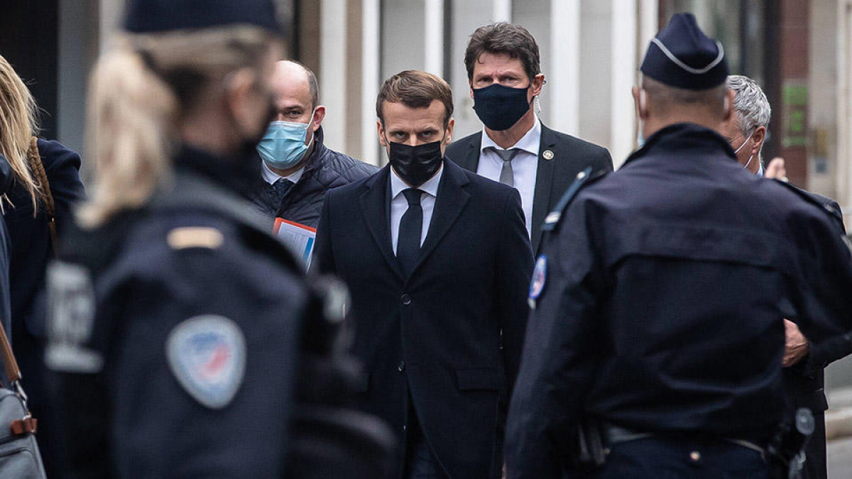 Макрон мобилизует тысячи военных после терактов во Франции: "Страна в опасности"