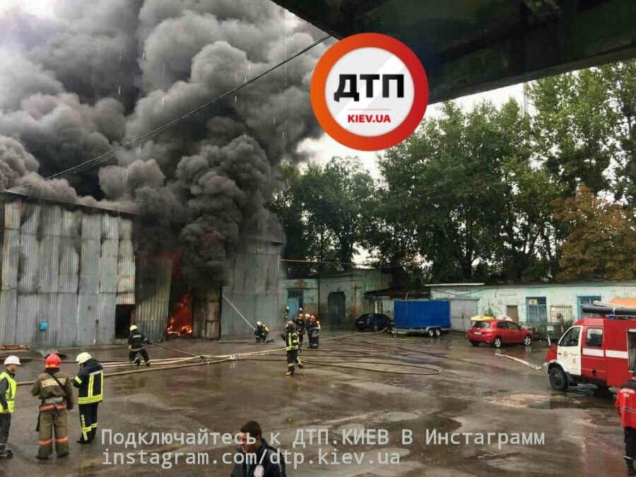Слышны взрывы, пламя бушует на площади около 300 м2. - в Киеве десятки спасателей борются с масштабным пожаром: кадры с места ЧП