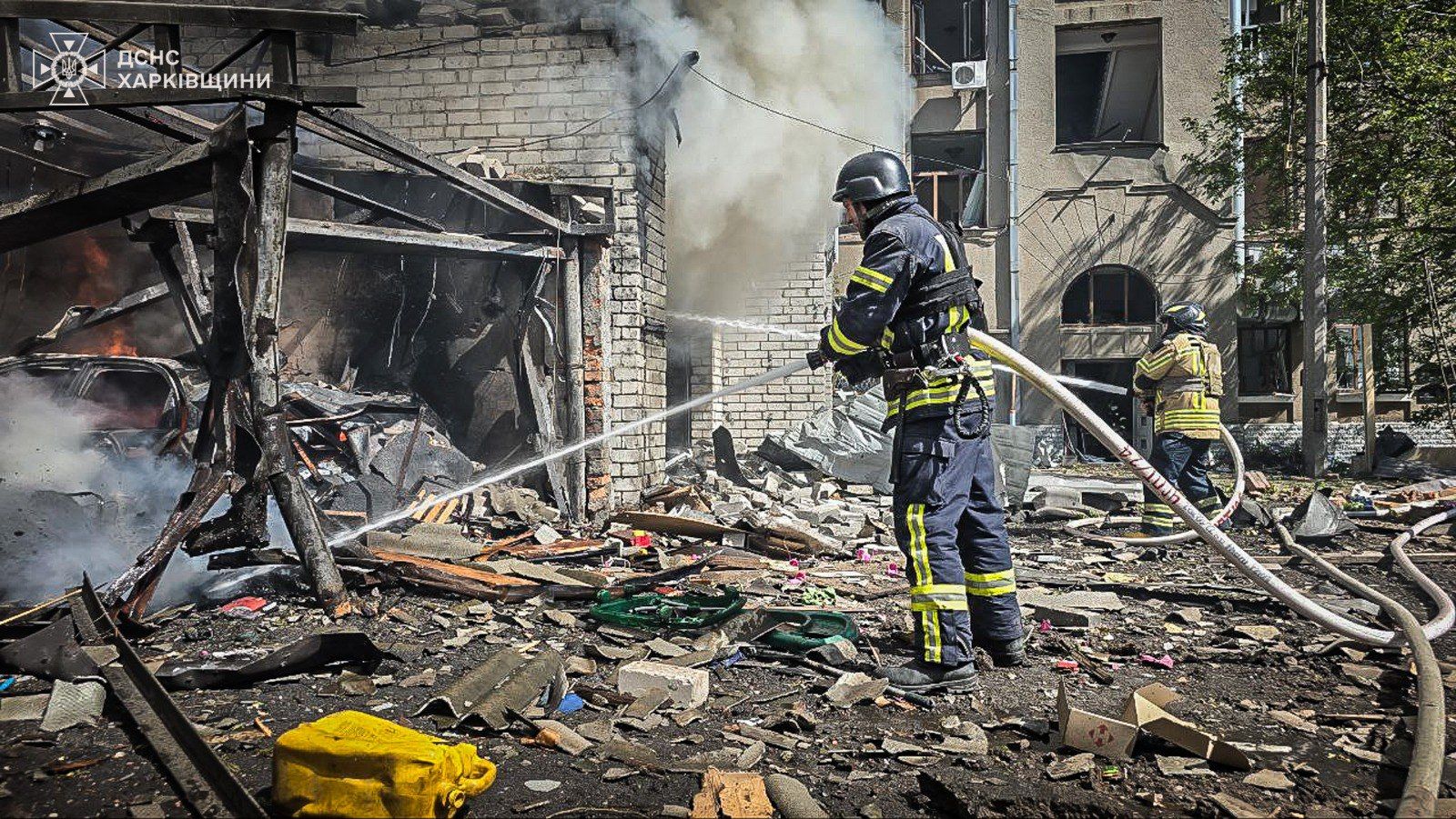Россия ударила управляемыми авиабомбами по Харькову: в ГСЧС показали последствия