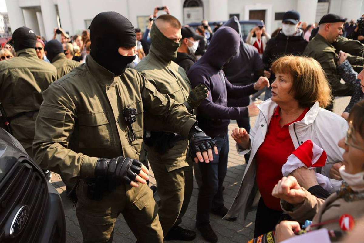 ​В Минске ОМОН устроил жесткую зачистку Женского марша под крики участниц - разгон попал на видео