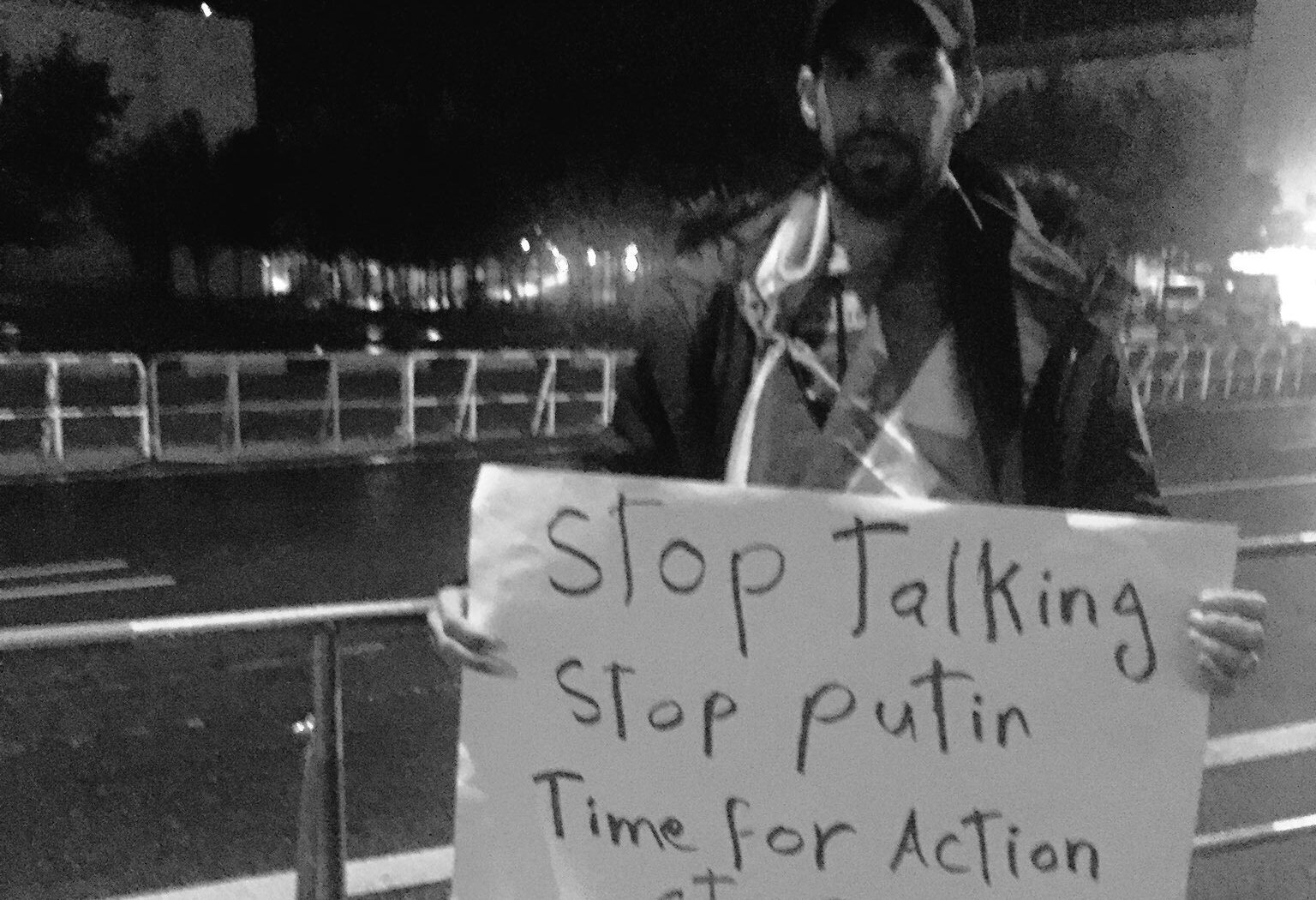 "Меркель могла бы надрать Путину **пу! Остановите разговоры! Остановите Путина! Время действовать! Остановите войну!", - сириец вышел на протест против "нормандского формата"