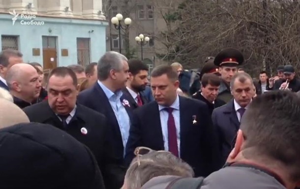 У Захарченко и Плотницкого паранойя: главари "Л/ДНР" даже в туалет ходят с охраной