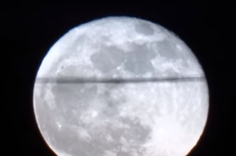 Аномальное явление на Луне: спутник Земли "разрезала" огромная черная полоса – видео