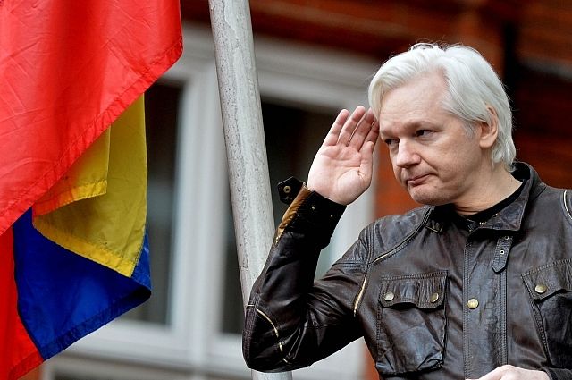 Основателя WikiLeaks Ассанжа пытаются "выкурить" из посольства Эквадора - к процессу подключился даже Ленин