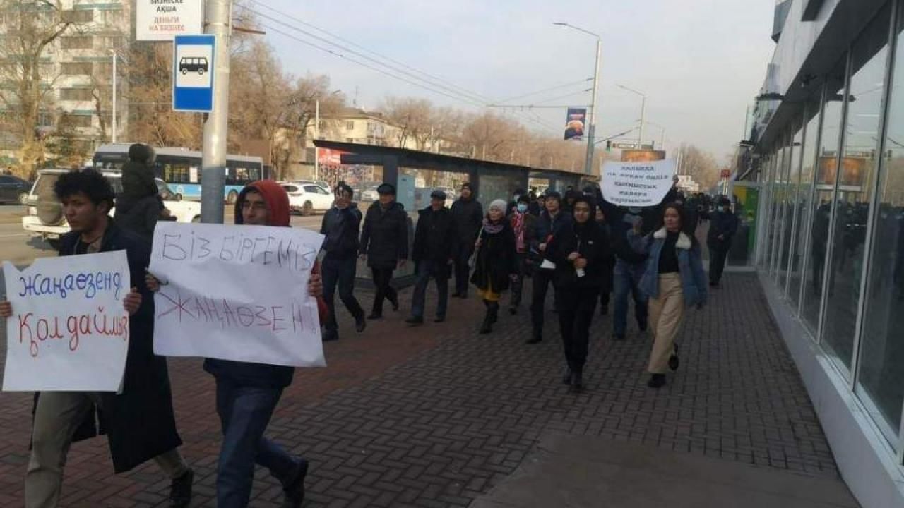 ​Протестующие в Алматы не уходят с улиц: в Сети опубликованы кадры с места события