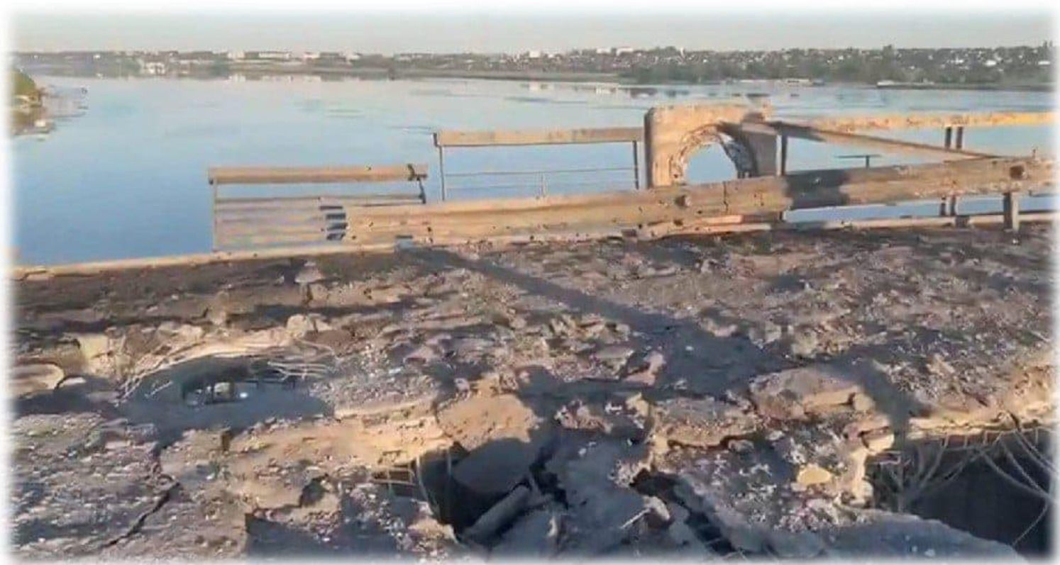 ​ВСУ снова атаковали Антоновский мост: в Сети появились кадры "прилетов"