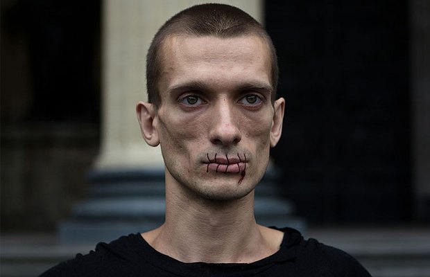 Художник Павленский, отрезавший мочку уха, сбежал вместе с семьей из России во Францию из-за обвинений в изнасиловании