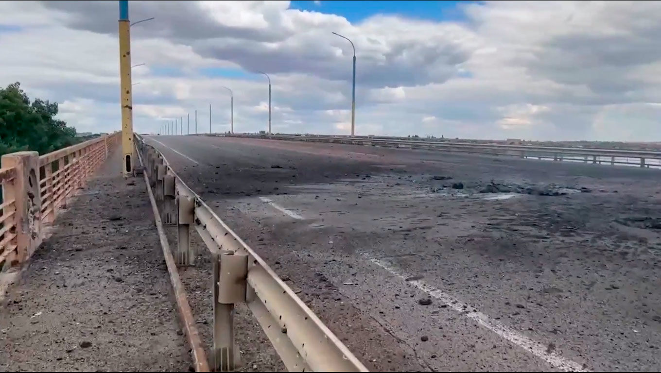 ​Взрыв в районе Антоновского моста: в Сети публикую первые кадры последствий