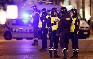Убийство полицейского и спецоперация в Париже: на Елисейских полях случилась вторая за вечер перестрелка