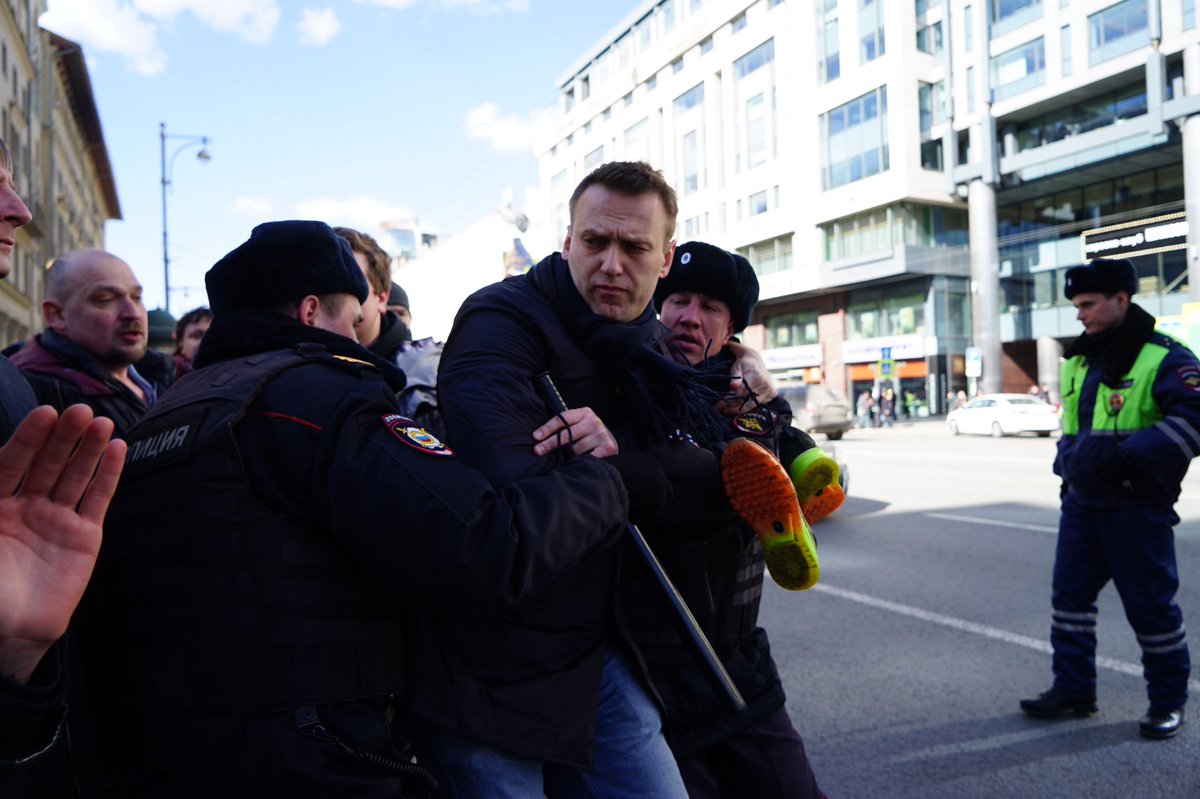 Эксклюзивные кадры задержания: в центре Москвы полиция грубо выхватила из толпы и скрутила Навального без объяснения причин 