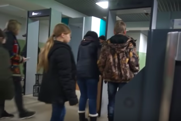 Видео "шмона" на Крымском мосту взбудоражило Сеть: "Заключенные на военной базе"