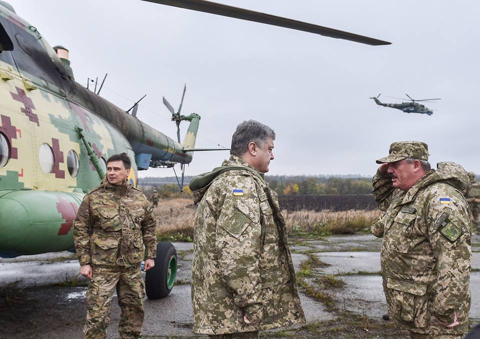 Петр Порошенко и Степан Полторак прибыли в прифронтовую Авдеевку для встречи с защитниками Украины – кадры