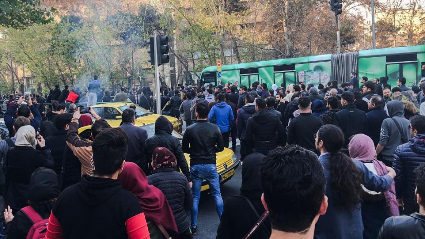 ​Силовики поменяли тактику: эксперт рассказал о последних новостях из бунтующего Ирана