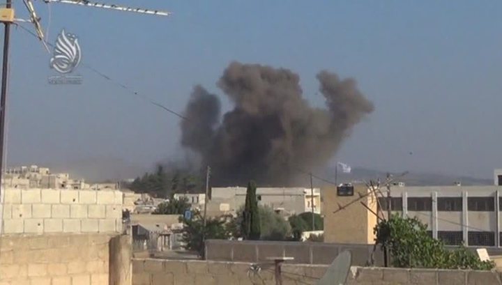 Видео: Очевидец заснял как российский самолет бомбит жилые кварталы в Сирии
