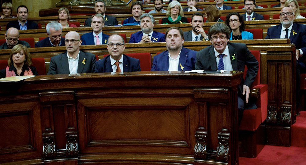 Сепаратисты Каталонии к такому повороту событий не были готовы: официальный Мадрид уже "расправился" с министрами-предателями - на очереди Пучдемон