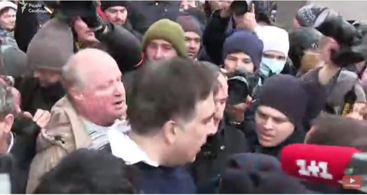 Активисты вытащили Саакашвили из заблокированного авто в Киеве: первые слова политика – кадры