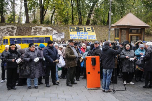 В Киеве пенсионеры который день пикетируют Кабинет министров