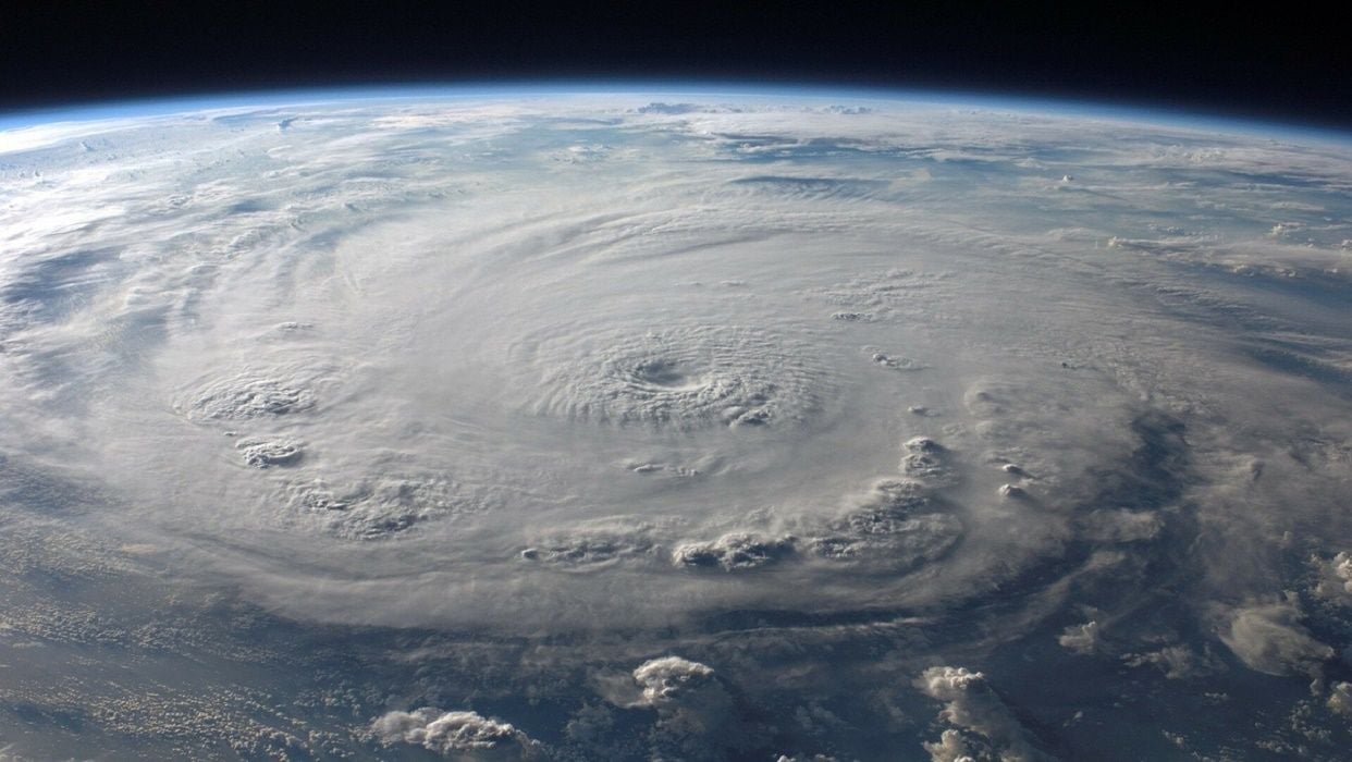 Бешеный ветер и гигантские волны: ученые впервые заглянули в центр океанического урагана