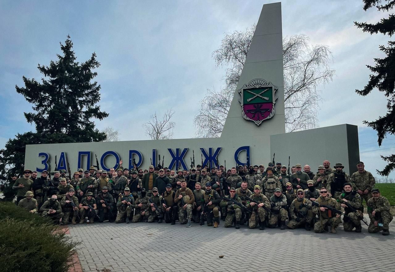 За 200 км від Маріуполя: велика група "Азова" з танками та бронетехнікою йде на Донбас із півночі