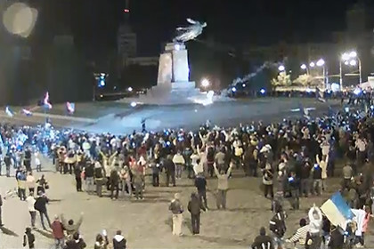 В Харькове под ликование толпы повалили памятник Ленину
