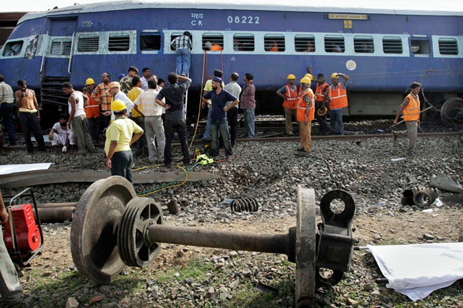 Люди умирали во сне: количество жертв крушения поезда в Индии достигло 100 человек, пассажиры до сих пор заблокированы в вагонах