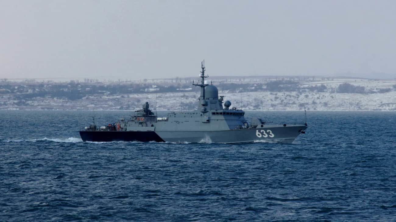 Из-под воды торчит только мачта: аналитики раздобыли фото уничтоженного российского МРК "Циклон" 