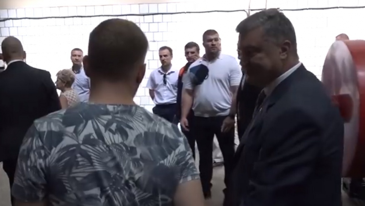 Журналист накинулся на Порошенко в Николаеве - президент остановил провокатора: кадры