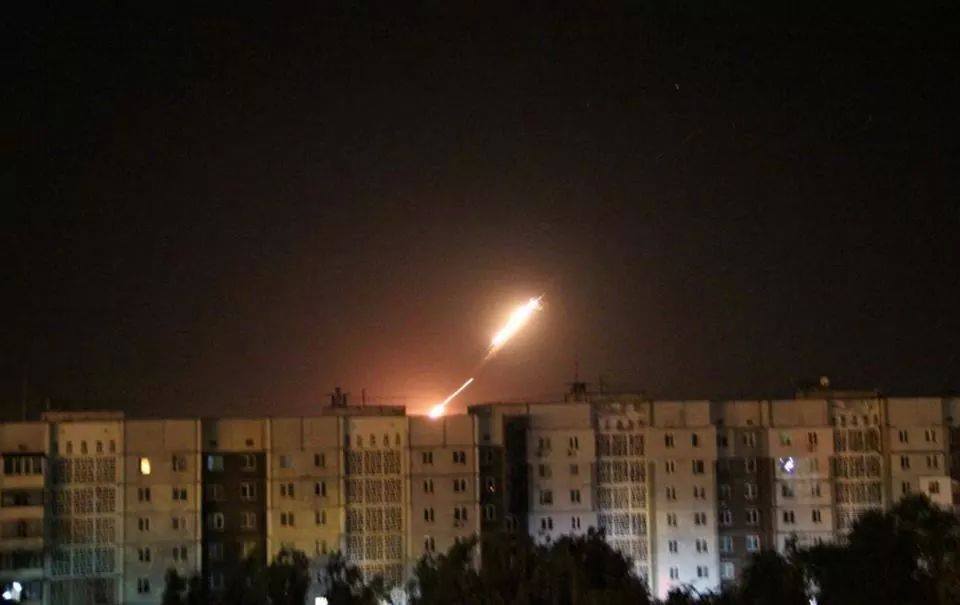Донецк подвергся минометному обстрелу: горит лаборатория 20-й больницы, снаряды упали в Калининском районе