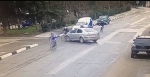 В Крыму горе-водитель сбил сразу двоих велосипедистов - кадры