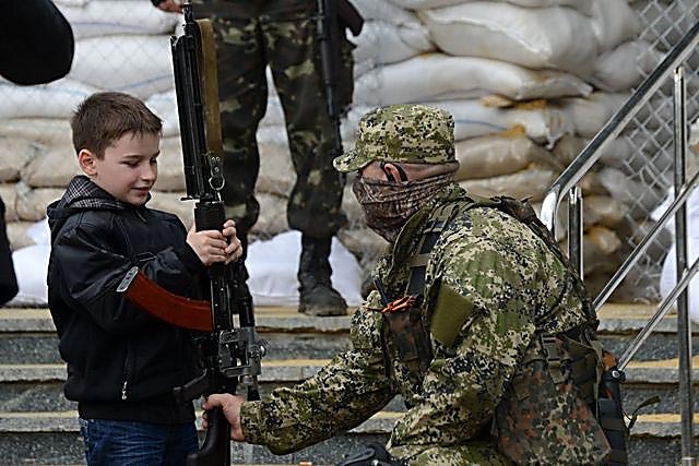 Фотофакт: боевики "ДНР" заставили 8-классника из Донецка молить депутата РФ о признании "республики"