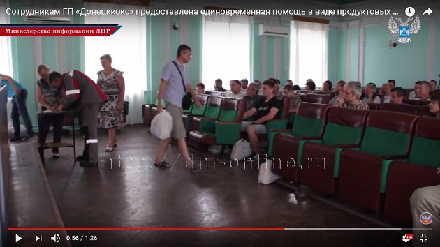 В Донецке на "национализированном" заводе зарплату людям выплатили едой: власти "ДНР" опубликовали унизительное видео и обвинили Украину - кадры