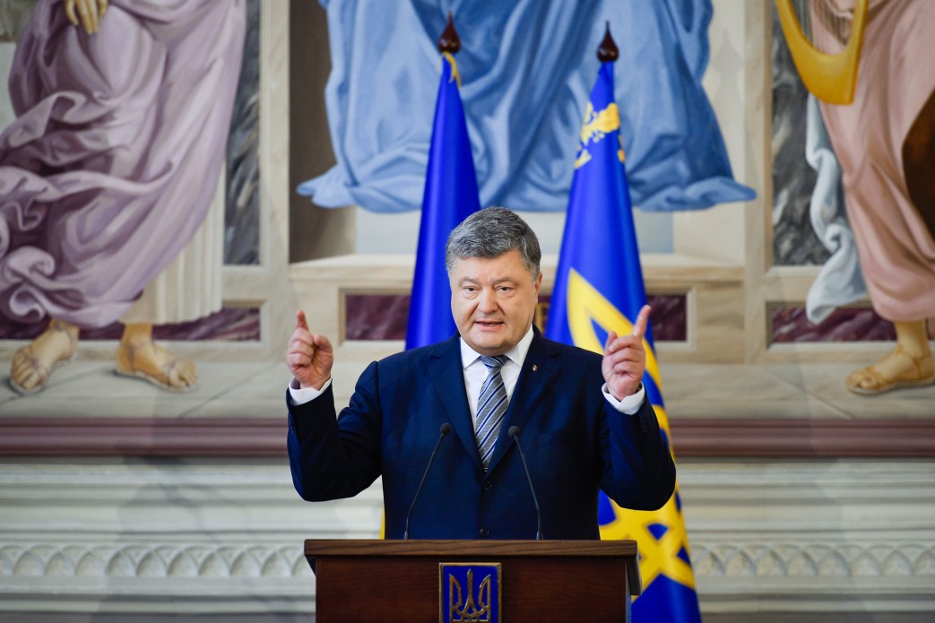 "Каждая смерть украинского героя не должна оставаться без очень жесткой реакции", - президент Порошенко рассказал, когда и о чем будет разговаривать с Путиным 