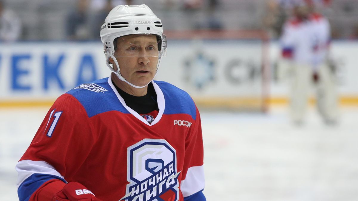 Путина раскритиковали за нечестную игру в хоккей: вратарь сбежал из ворот при виде главы Кремля