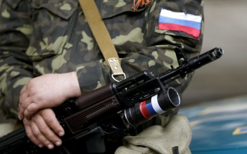 На оккупированном Донбассе местные жители в упор расстреляли российского военного, открывшего огонь по мирным