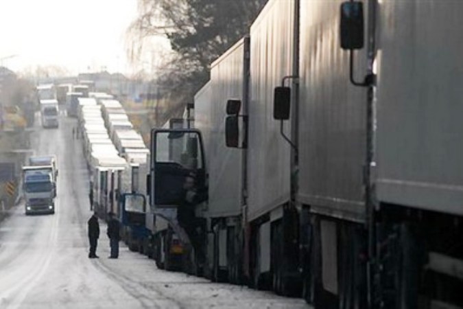 Беларусь заблокировала и не пропускает 30 российских грузовиков с техникой на свою территорию