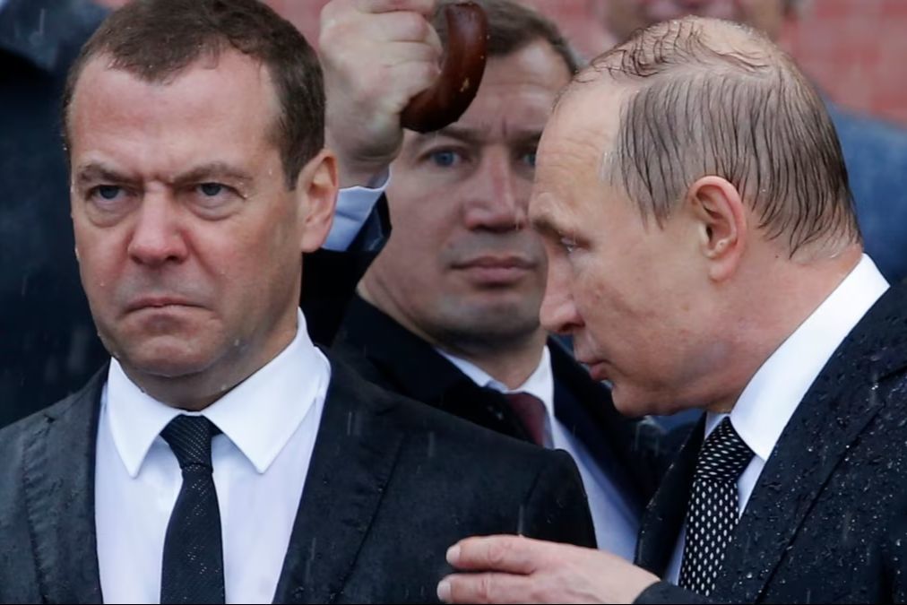 ​"Не осталось никаких вариантов", - Медведев угрожает убийством Зеленскому