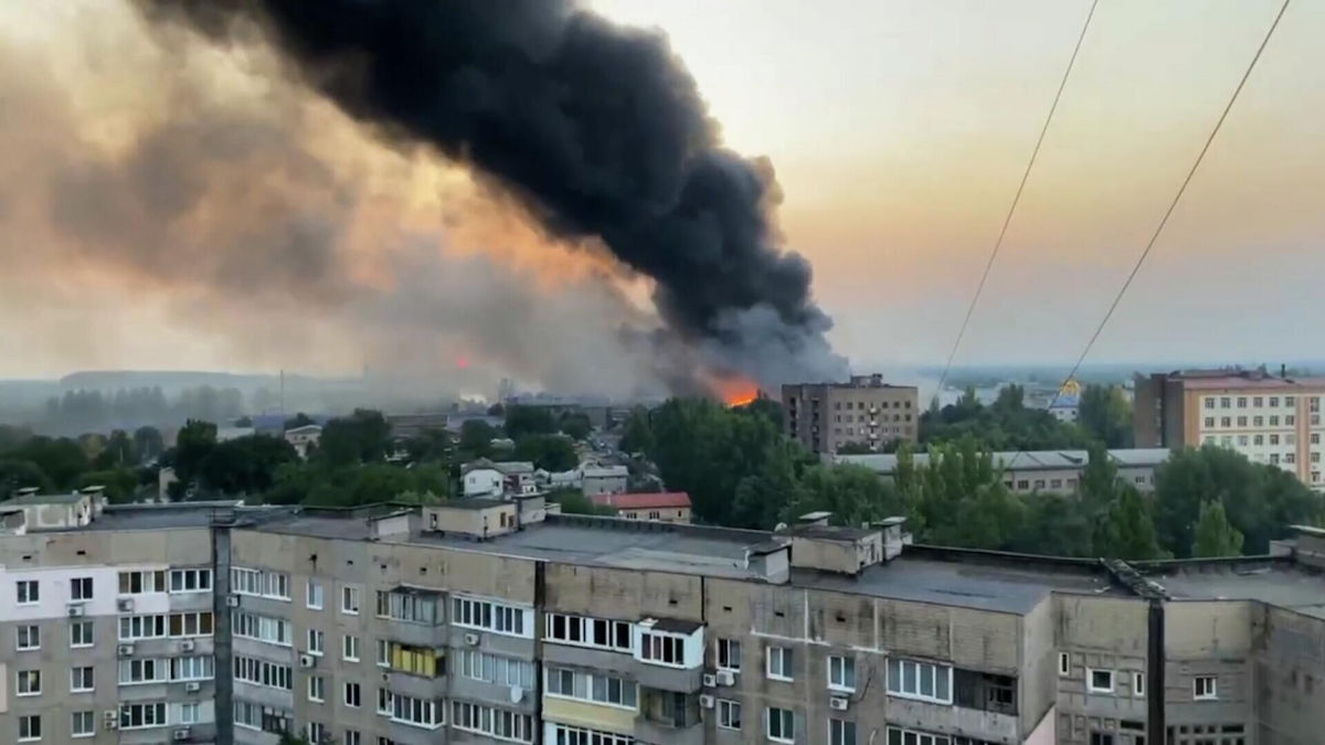 ​В Донецке пылает ж/д вокзал, а пожарная машина словно позирует для съемок