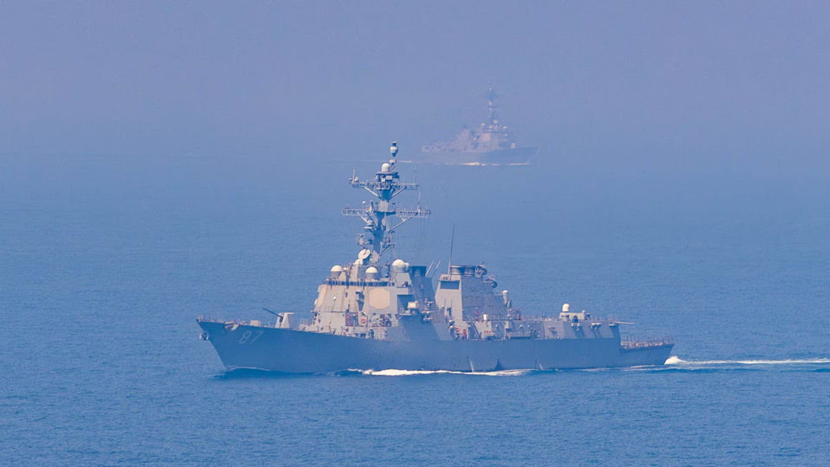 Иран атаковал эсминцы США и получил ответ, но перемирие продолжается