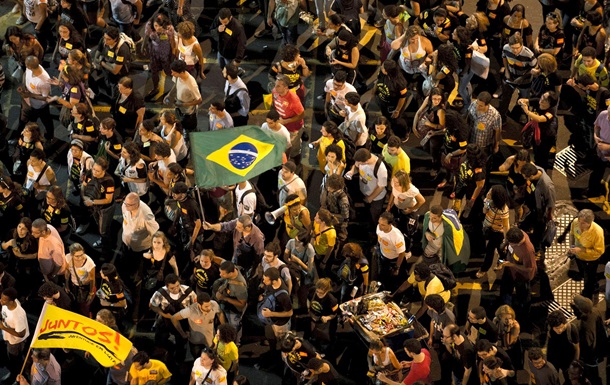 Акция протеста: тысячи недовольных проведением Олимпиады вышли на улицы Рио-де-Жанейро. Кадры