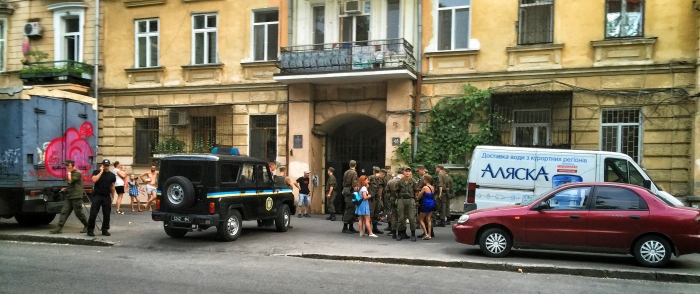 Стрельба в Одессе: группа хулиганов напала на нацгвардейцев, один боец ранен