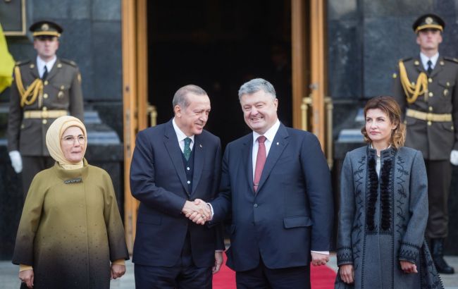 Эрдоган прибыл в Киев на переговоры с Порошенко: президент Турции обратился к почетному караулу АП на украинском языке - кадры