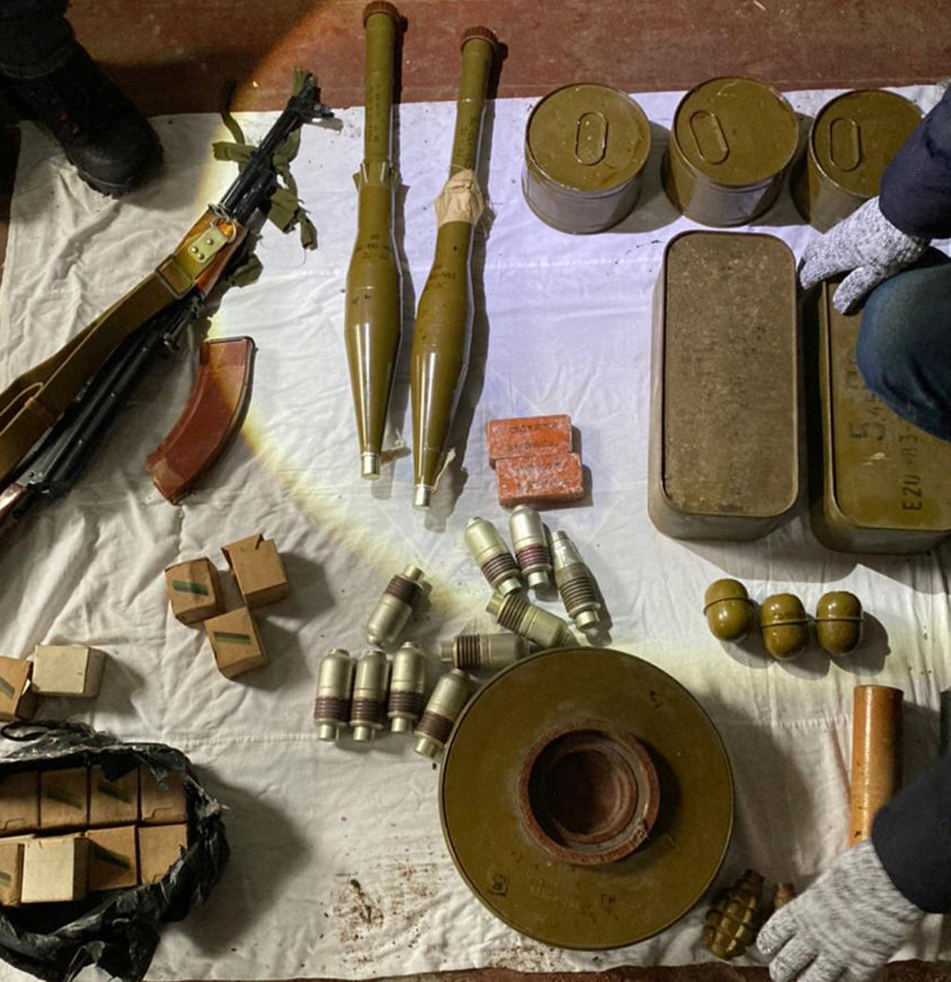 На Донбассе в доме наемника "ДНР" нашли схрон оружия и взрывчатки