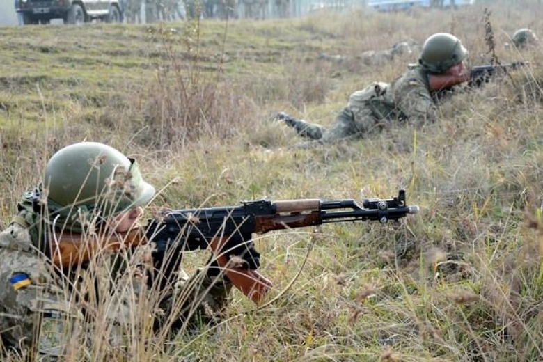 В Сети появилось видео задержания украинскими военнослужащими российского диверсанта под Широкино: в ВСУ озвучили важные детали - кадры